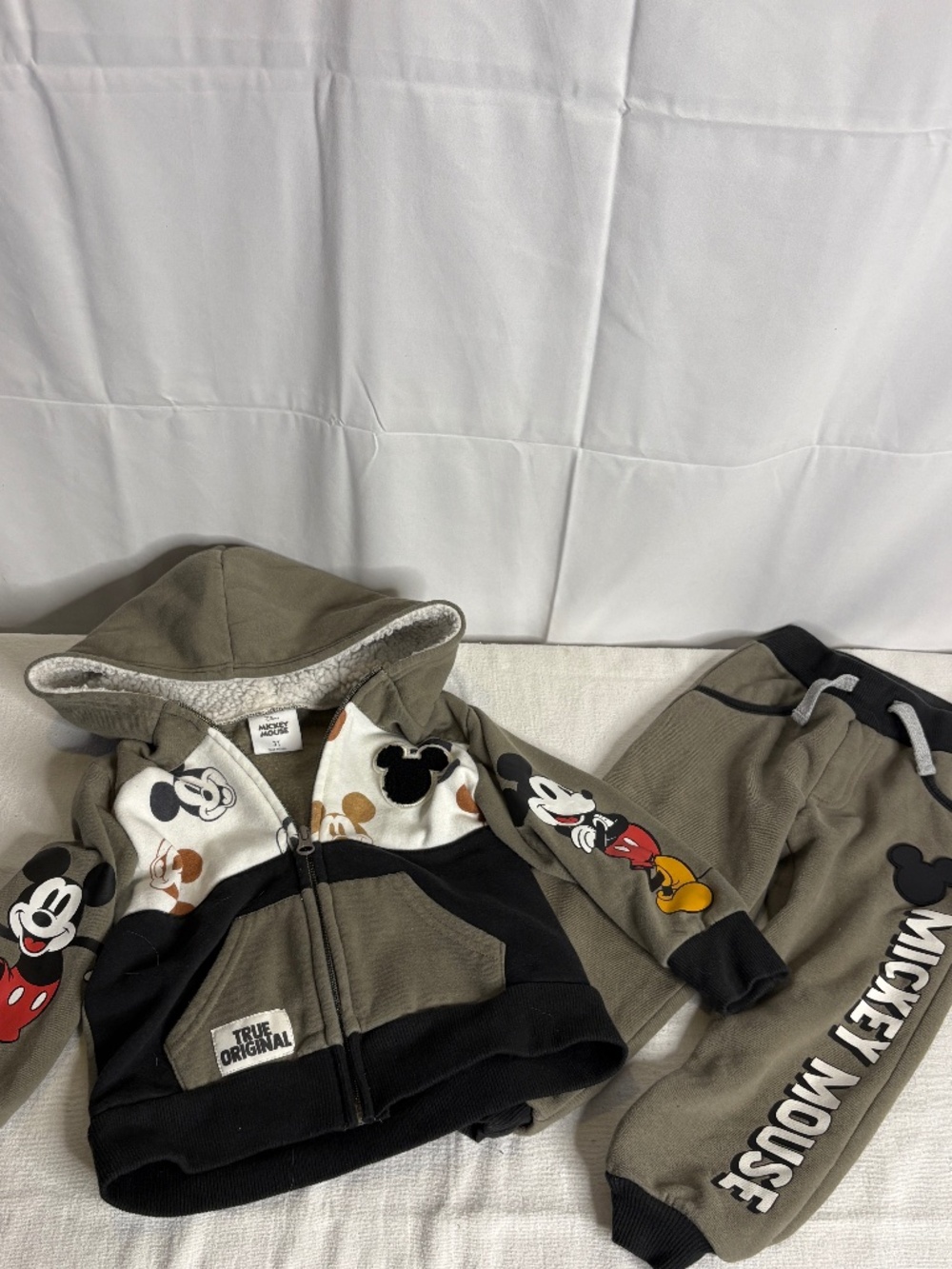 Disney Mickey Mouse 2 Piece Set Joggers Hooded Sweatshirt T-Shirt Sz 3T